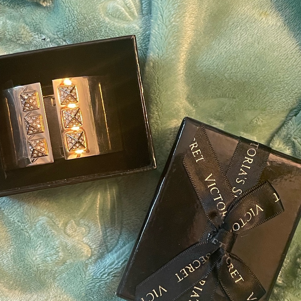 Bangladesí Victoria’s Secret bangle . Never worn . Comes with original box .